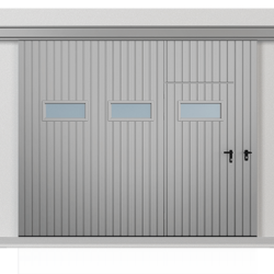 Jednokřídlá závěsná posuvná vrata vyplněná plechem T-10, systém výplně svislý, vrata s průchozími dveřmi a okénky ve vodorovném systému